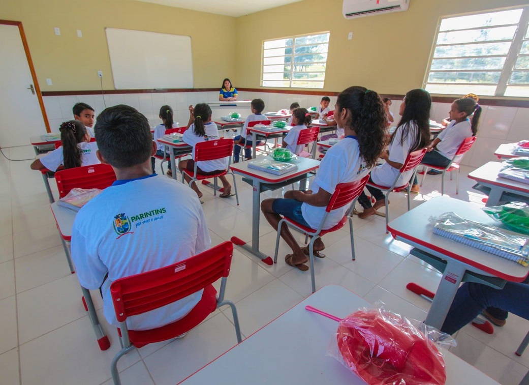 Leia mais sobre o artigo Gestão Bi Garcia amplia em 600% número de salas de aula em Parintins