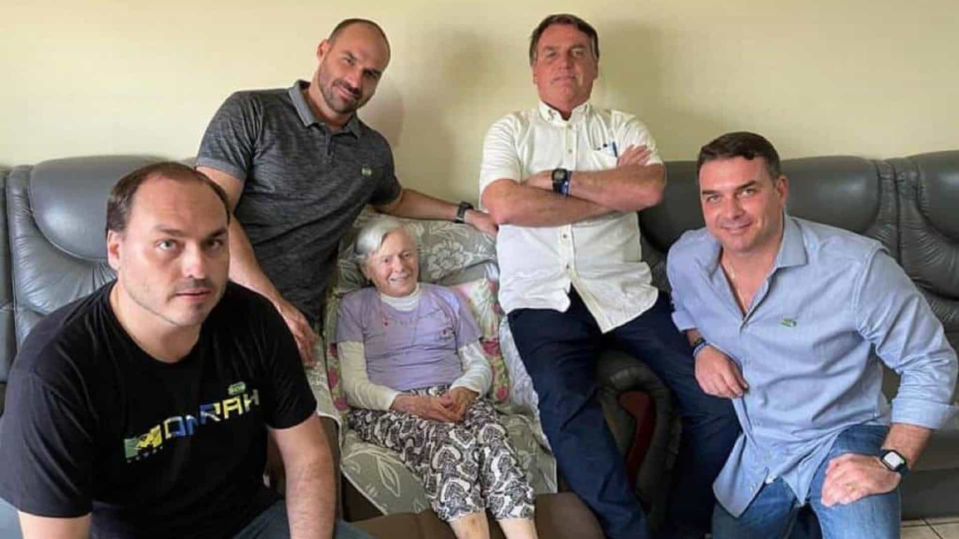 Leia mais sobre o artigo Sem máscara, Bolsonaro posa ao lado da mãe de 94 anos