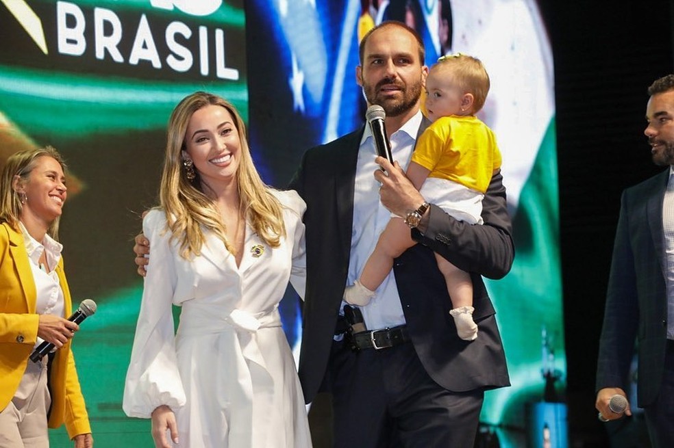 Leia mais sobre o artigo Mulher e filha de 11 meses de Eduardo Bolsonaro estão com Covid-19