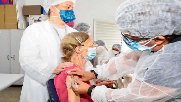 Leia mais sobre o artigo Idosos recebem terceira dose de vacina contra Covid-19 nesta quarta
