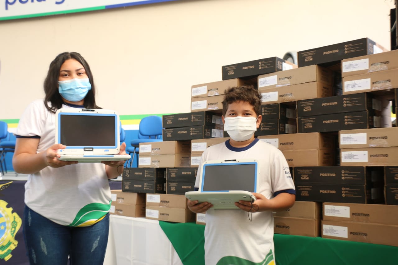 Leia mais sobre o artigo Amazonas entrega notebooks a estudantes e professores de Rio Preto da Eva