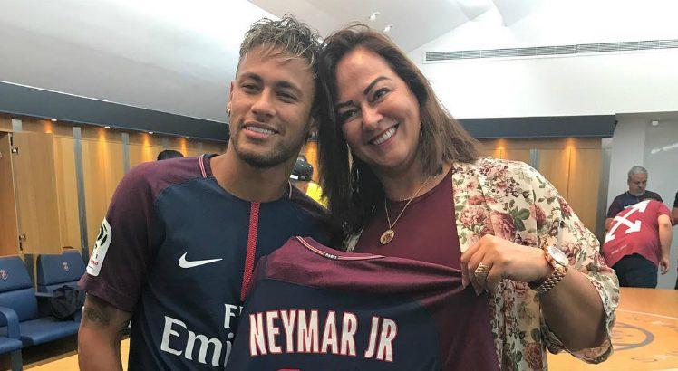No momento, você está visualizando Mãe de Neymar é processada após compra de mansão no valor de R$ 13 milhões