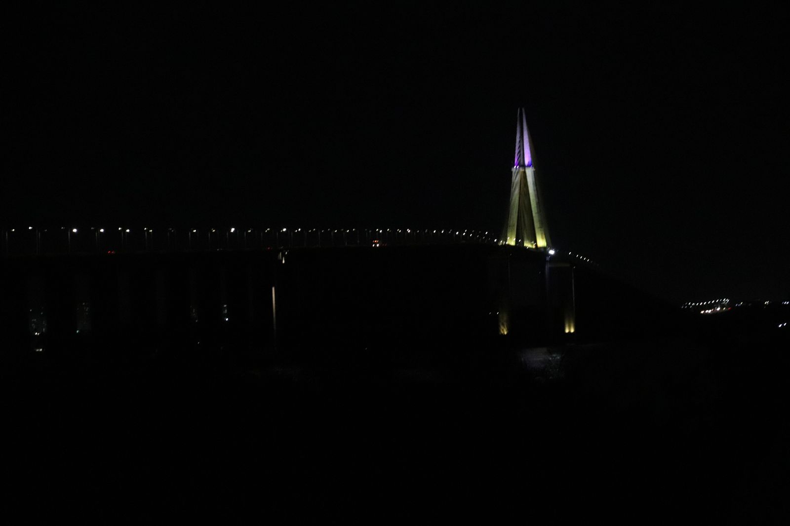 Leia mais sobre o artigo Ponte Jornalista Phelippe Daou recebe iluminação em alusão à campanha Setembro Amarelo