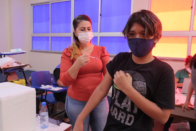 Leia mais sobre o artigo Vacinação em adolescentes contra Covid-19 está suspensa em Manaus