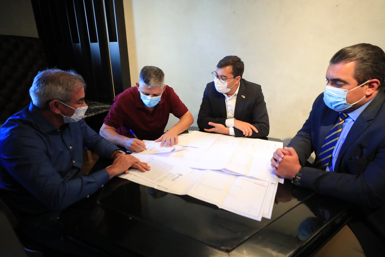 Leia mais sobre o artigo Wilson Lima anuncia convênio de mais de R$ 5 milhões para pavimentar estradas de São Paulo de Olivença