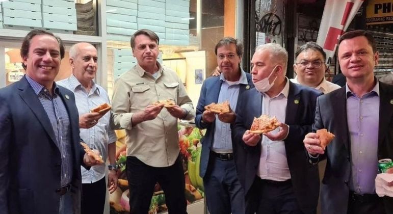 Leia mais sobre o artigo Em Nova York, Bolsonaro come pizza na rua; cidade exige o comprovante de vacinação