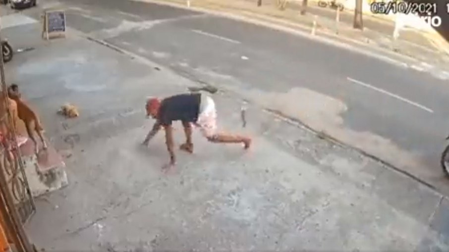 Leia mais sobre o artigo Vídeo: Ladrão azarado tropeça, leva mordida de cão e desiste do roubo