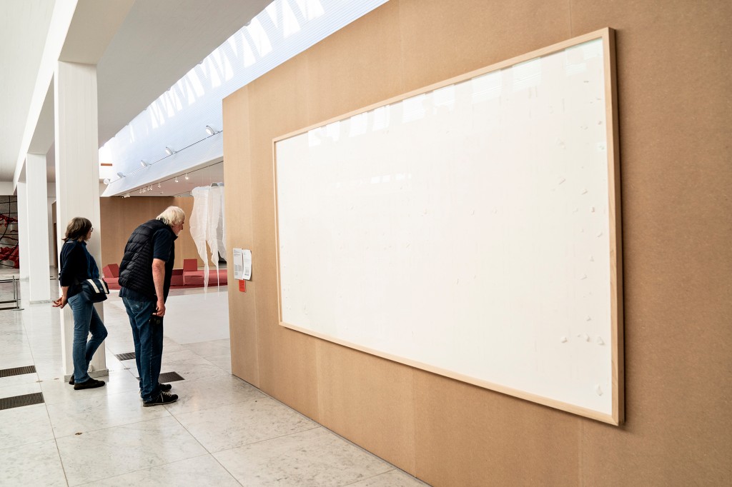 Leia mais sobre o artigo Artista recebe R$ 450 mil para criar obra de arte e entrega um quadro em branco
