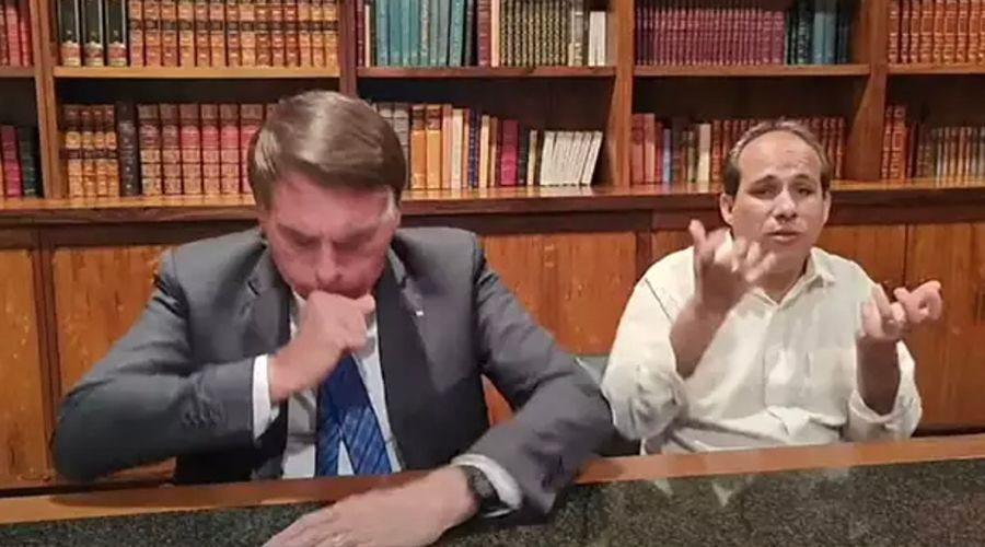 Leia mais sobre o artigo Bolsonaro tem crise e tosse nove vezes durante transmissão ao vivo
