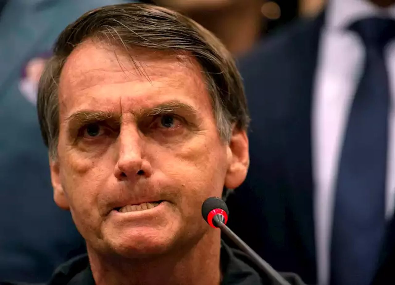 Leia mais sobre o artigo Surtado, Bolsonaro se irrita com pergunta sobre os mais de 600 mil mortos no Brasil