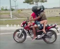 Leia mais sobre o artigo Em Manaus, motociclista é flagrado aos beijos com namorada enquanto dirigia