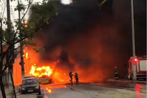 Leia mais sobre o artigo Ônibus da linha 652 pega fogo em avenida de Manaus