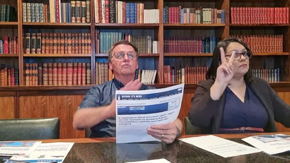 Leia mais sobre o artigo Fake News: Facebook remove live em que Bolsonaro associa vacina da Covid à aids