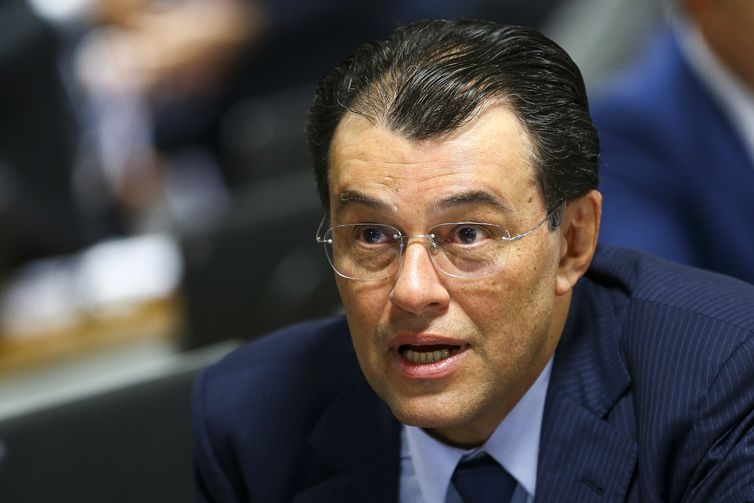 Leia mais sobre o artigo Justiça acata pedido de Eduardo Braga e Amazonas Energia suspende instalação de novo sistema de medição