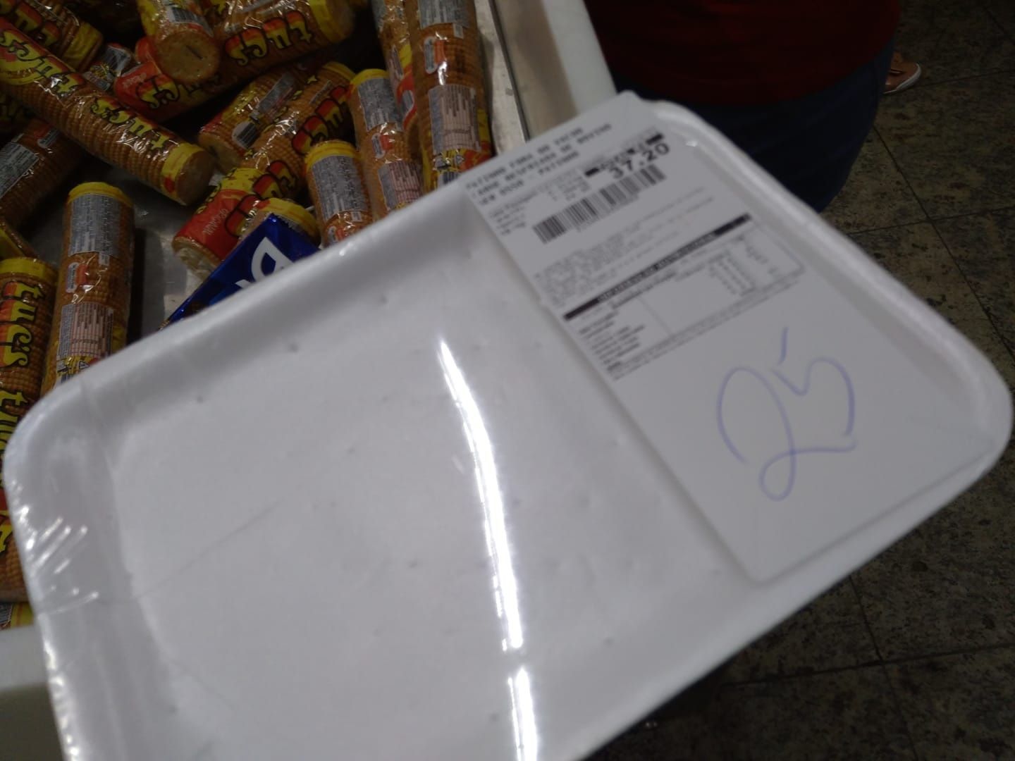 Leia mais sobre o artigo Mercado entrega bandeja de carne vazia; cliente só recebe o produto quando pagar