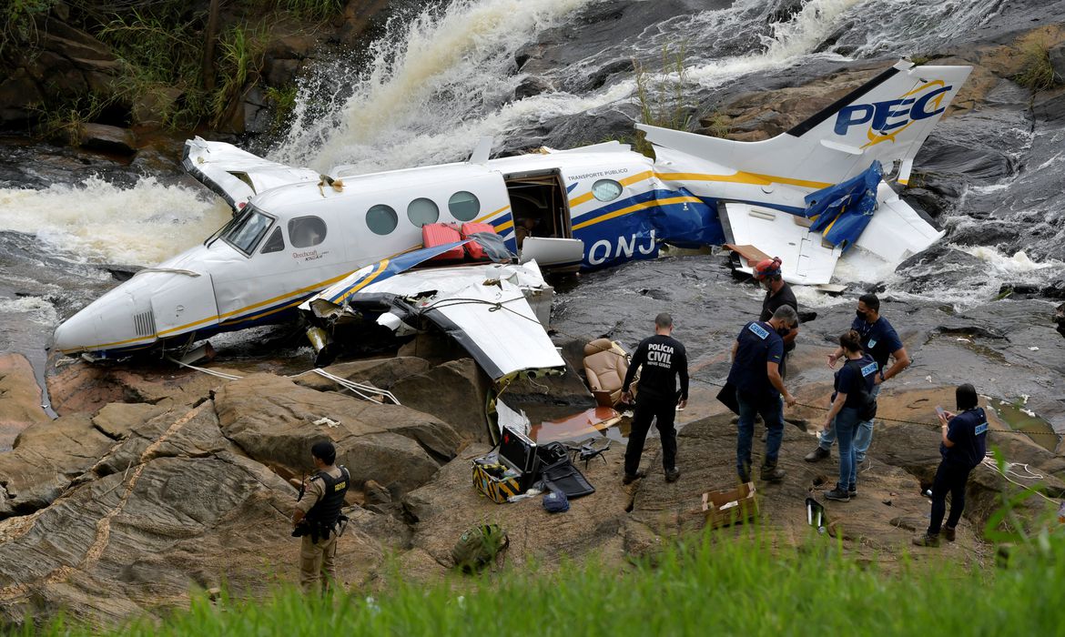 No momento, você está visualizando Destroços de avião que caiu com Marília Mendonça são retirados neste domingo