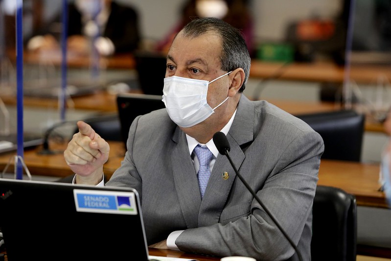 Leia mais sobre o artigo Omar Aziz pede convocação de Paulo Guedes para explicar crise econômica