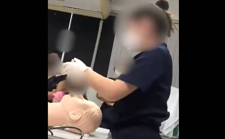 Leia mais sobre o artigo Professor de medicina indaga aluna: quando for estuprada vai ser “no seco?”