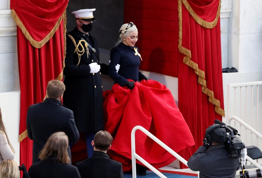 No momento, você está visualizando Lady Gaga diz que vestido usado na posse de Biden era à prova de balas