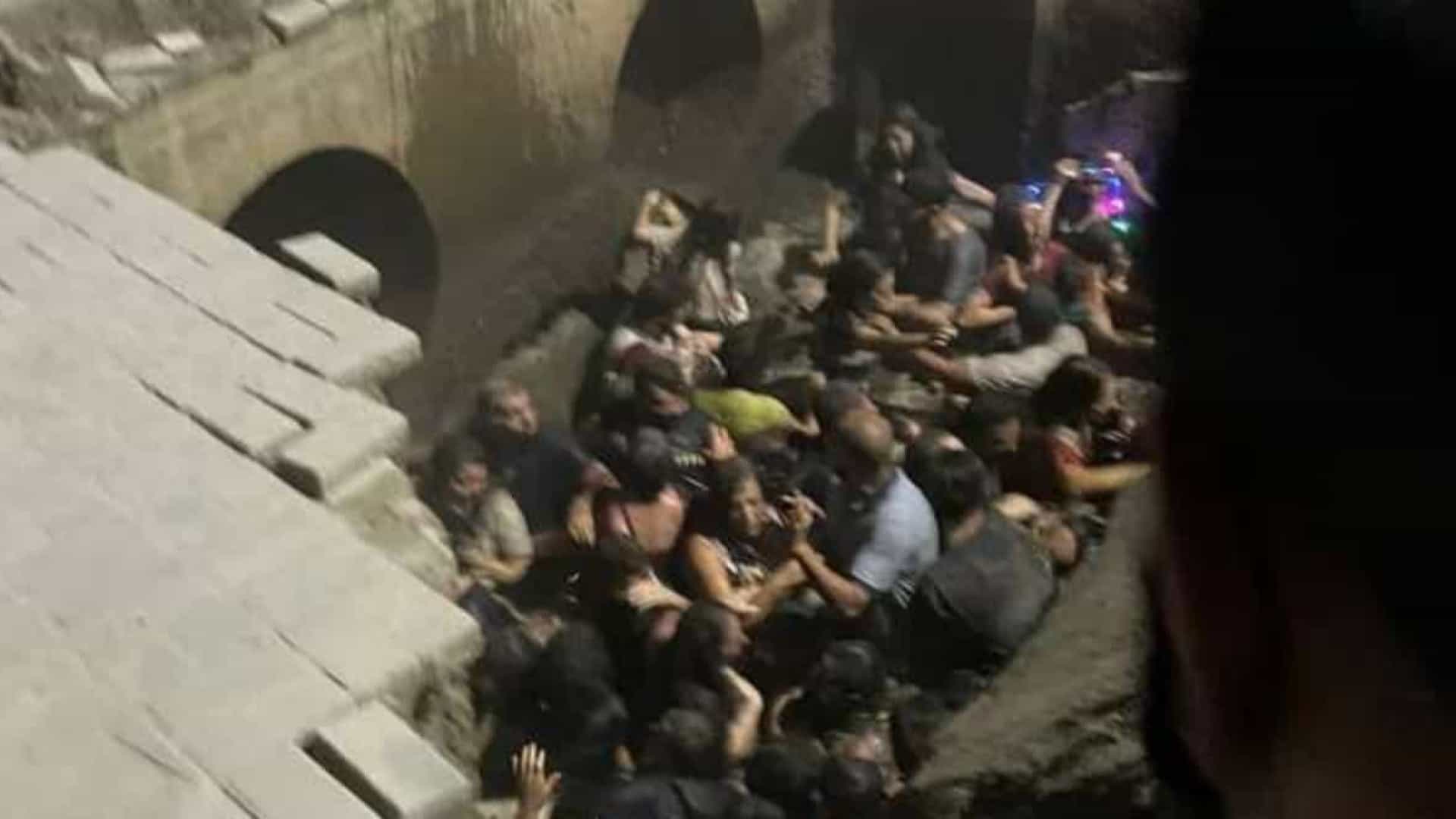 Leia mais sobre o artigo Durante evento de Natal calçada desmorona e deixa feridos em SC
