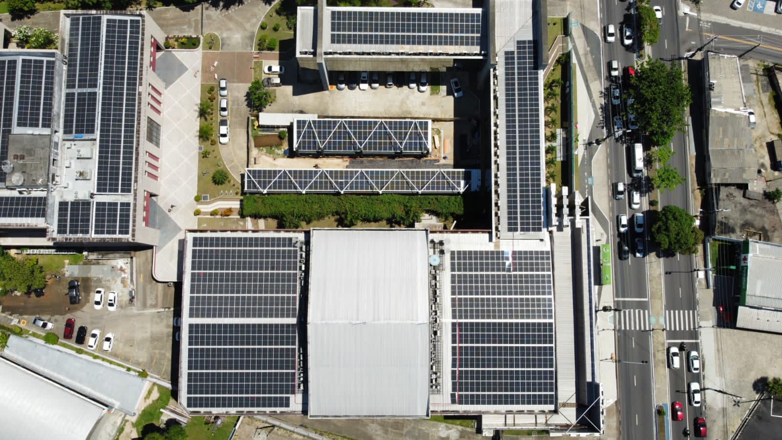 Leia mais sobre o artigo TCE-AM inaugura parque de energia solar mirando autossuficiência energética