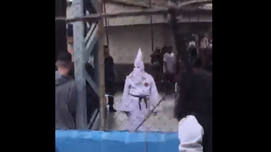 Leia mais sobre o artigo Racismo: homem se veste de supremacista em escola de São Paulo
