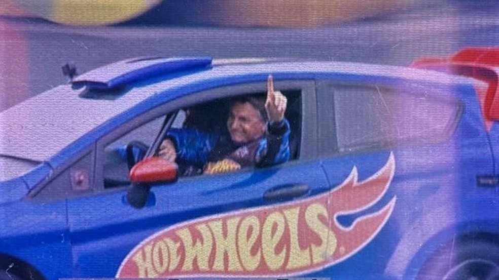 Leia mais sobre o artigo Em meio à tragédia, Bolsonaro se diverte no Beto Carrero World