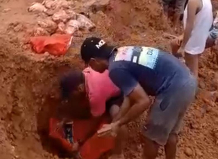Leia mais sobre o artigo No Amazonas, famílias desenterram frangos estragados do lixão para comer