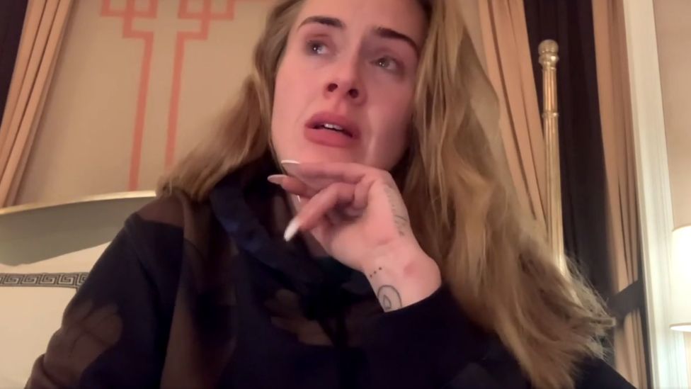 Leia mais sobre o artigo Adele chora ao comunicar cancelamento de shows por causa da Covid
