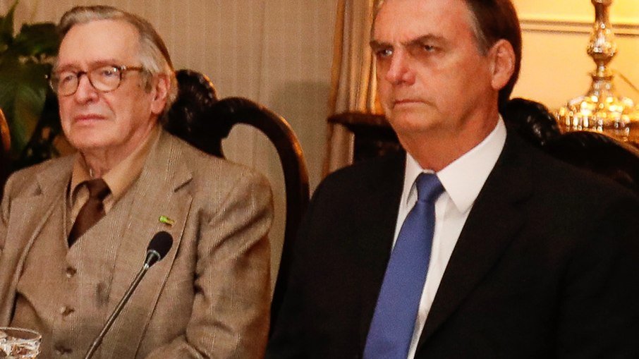 Leia mais sobre o artigo Bolsonaro decreta luto oficial pela morte de Olavo de Carvalho