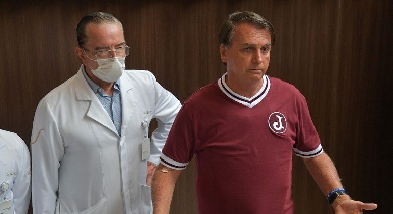 Leia mais sobre o artigo Camarão não mastigado causou obstrução intestinal em Bolsonaro