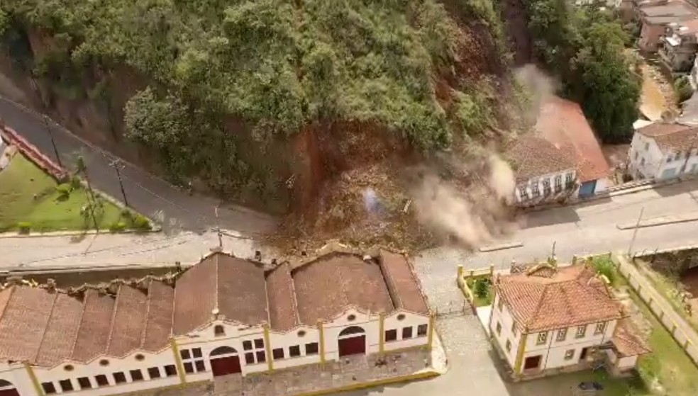 Leia mais sobre o artigo Vídeo: deslizamento de terra destrói casarão histórico em Ouro Preto (MG)