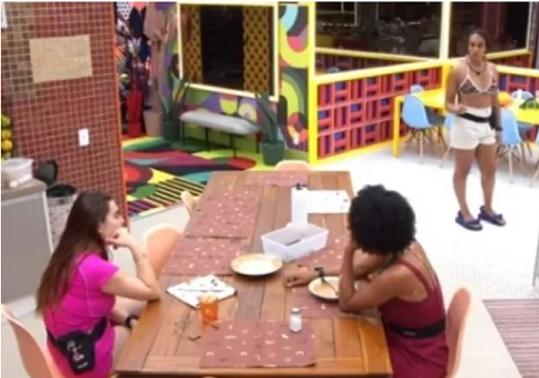 Leia mais sobre o artigo Linn da Quebrada fica sem tomar banho e vira chacota de sisters no BBB22