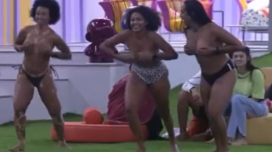 Leia mais sobre o artigo Linn, Jessi e Naty pulam na piscina com os seios à mostra para comemorar a volta das sisters
