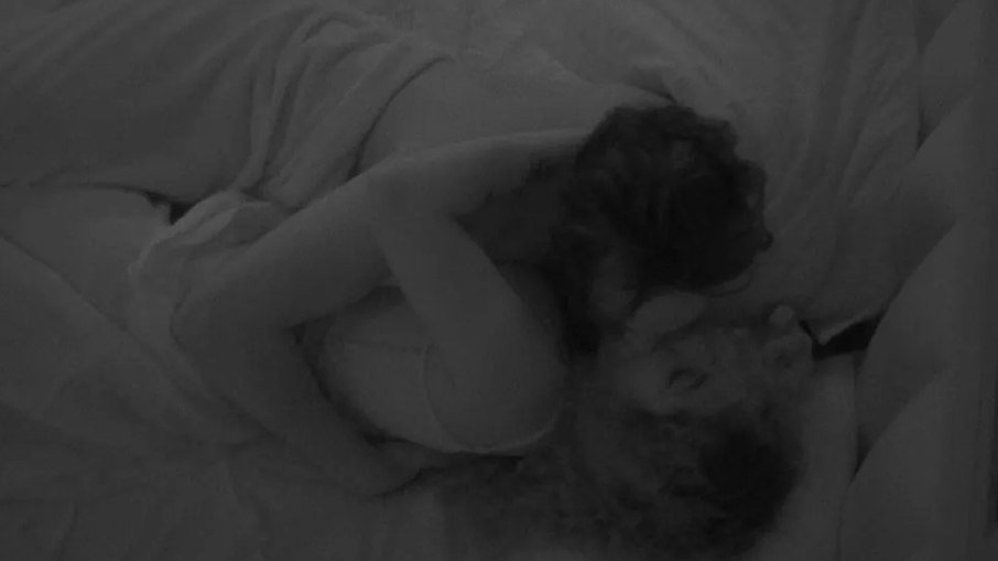 Leia mais sobre o artigo Maria e Eliezer trocam beijos na madrugada do BBB 22