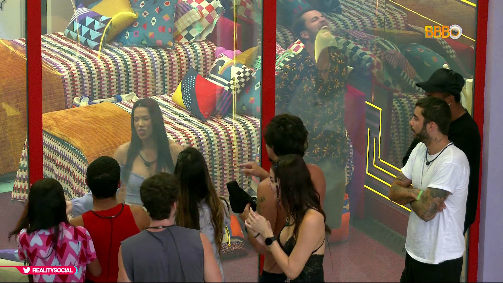 Leia mais sobre o artigo Participantes do BBB 22 encontram Gustavo e Larissa na ‘Casa de Vidro’