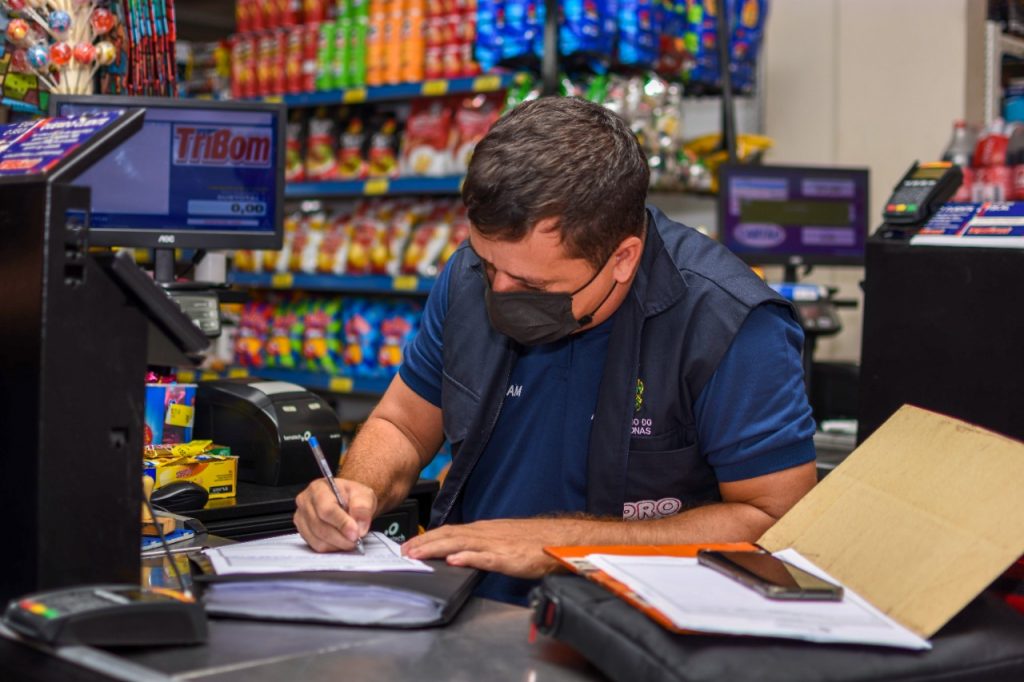 Leia mais sobre o artigo Procon apreende produtos fora da validade em supermercado de Manaus