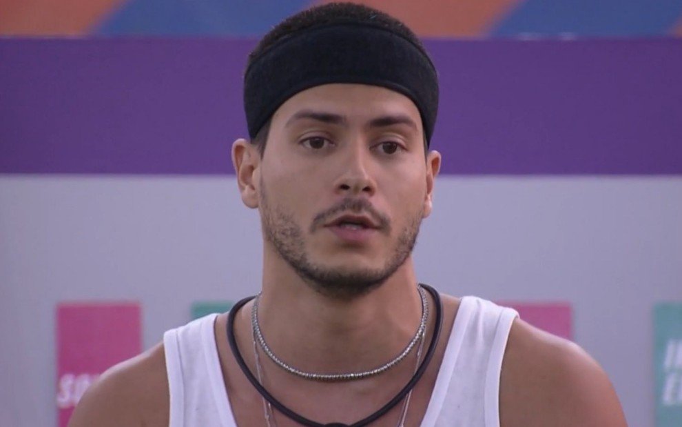 No momento, você está visualizando BBB 22: no paredão, Arthur Aguiar comenta que quer ser eliminado