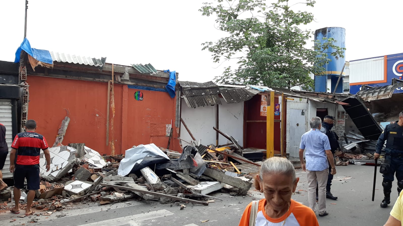 Leia mais sobre o artigo Boxes irregulares são demolidos no bairro São José, zona leste de Manaus