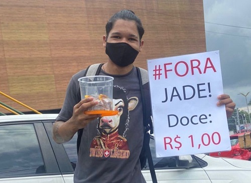 Leia mais sobre o artigo Marketing de milhões: Jovem viraliza ao vender doces com ‘Fora Jade’ em Manaus