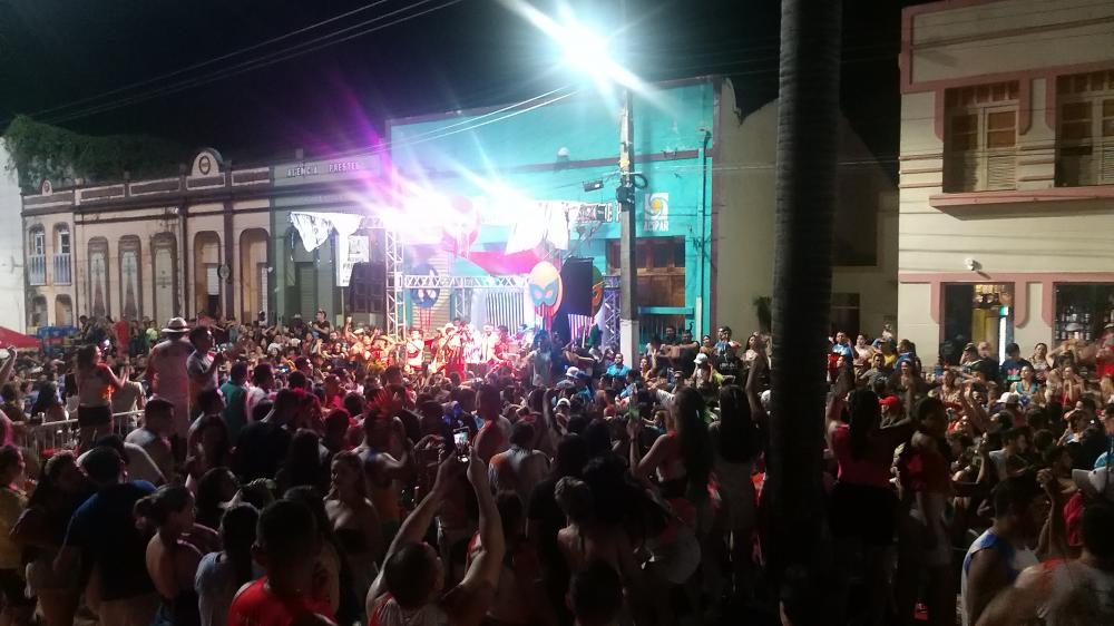 Leia mais sobre o artigo Torcidas de Garantido e Caprichoso cantam “fora Bolsonaro” em Parintins