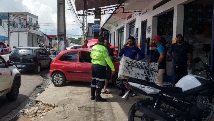 Leia mais sobre o artigo Veículos estacionados em calçadas de Manaus são autuados durante fiscalização