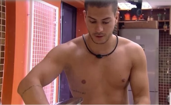 No momento, você está visualizando Arthur descarta chamar brothers para sua casa: ‘Está amarrado’