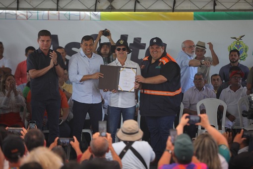 Leia mais sobre o artigo Wilson Lima e David Almeida dão ordem de serviço para asfaltamento de 10 mil ruas em toda Manaus
