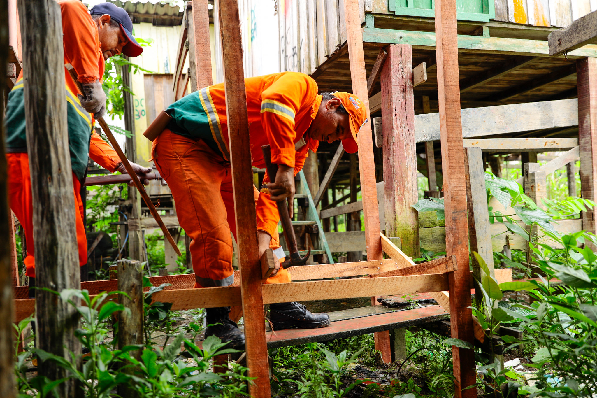 Leia mais sobre o artigo Prevendo cheia maior que 2021, prefeitura de Manaus instala pontes em bairros