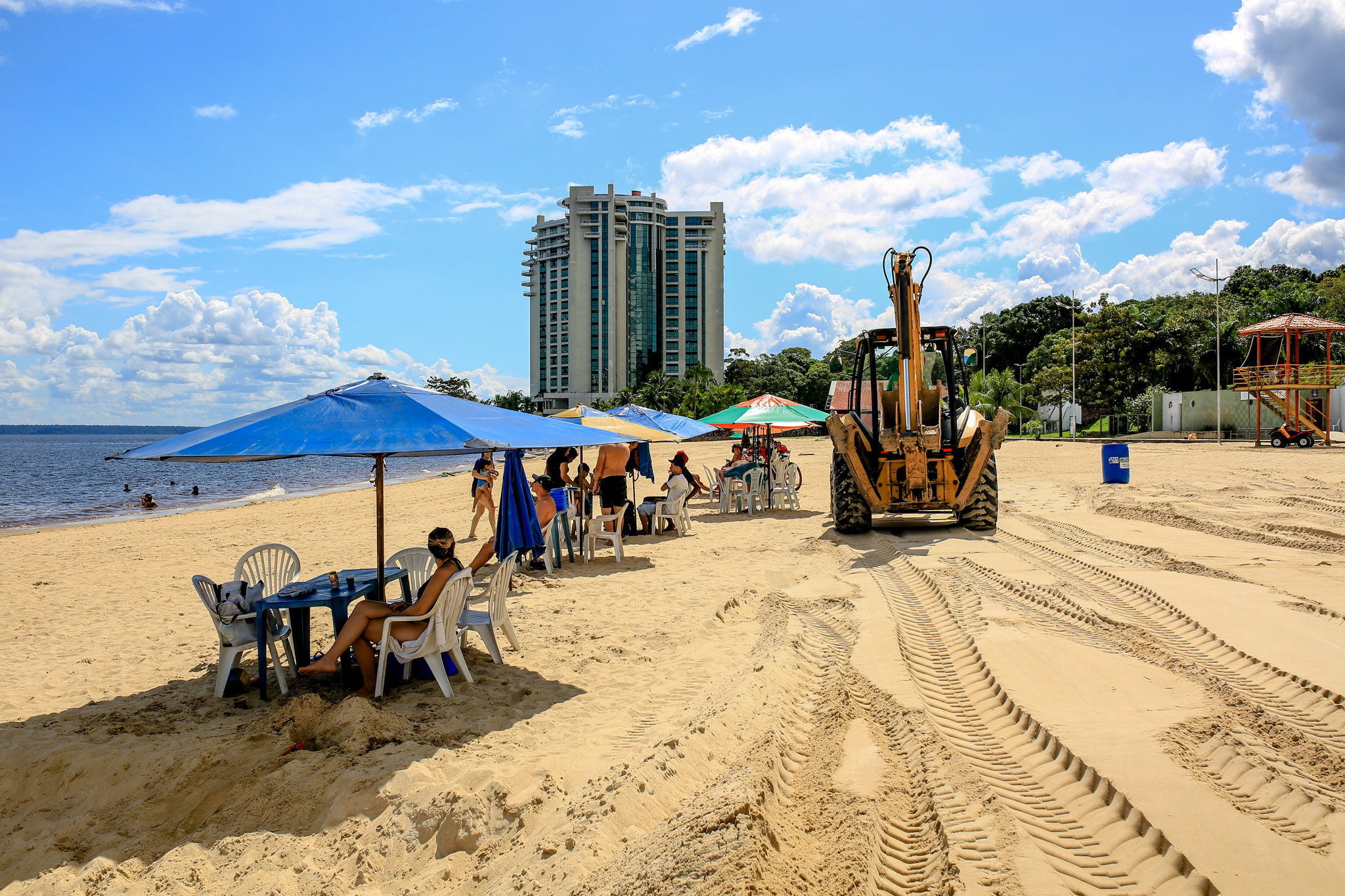 Leia mais sobre o artigo Praia da Ponta Negra recebe serviço de nivelamento antes do período da cheia