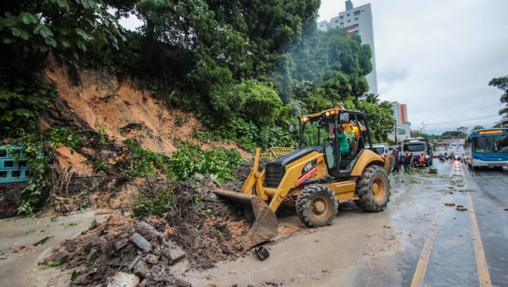 Leia mais sobre o artigo Após forte chuva em Manaus, avenida é atingida por deslizamento de terra