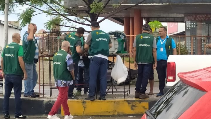 Leia mais sobre o artigo Ambulantes irregulares são removidos de calçadas durante operação na zona Leste de Manaus