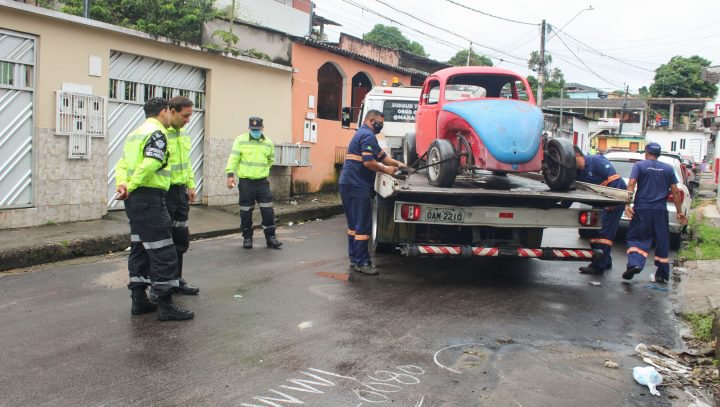 Leia mais sobre o artigo Carros são removidos de vias de Manaus para evitar acúmulo de lixos e doenças