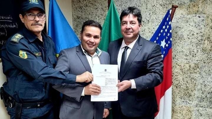 Leia mais sobre o artigo David Almeida assina acordo com a PF para conceder porte de armas aos guardas municipais